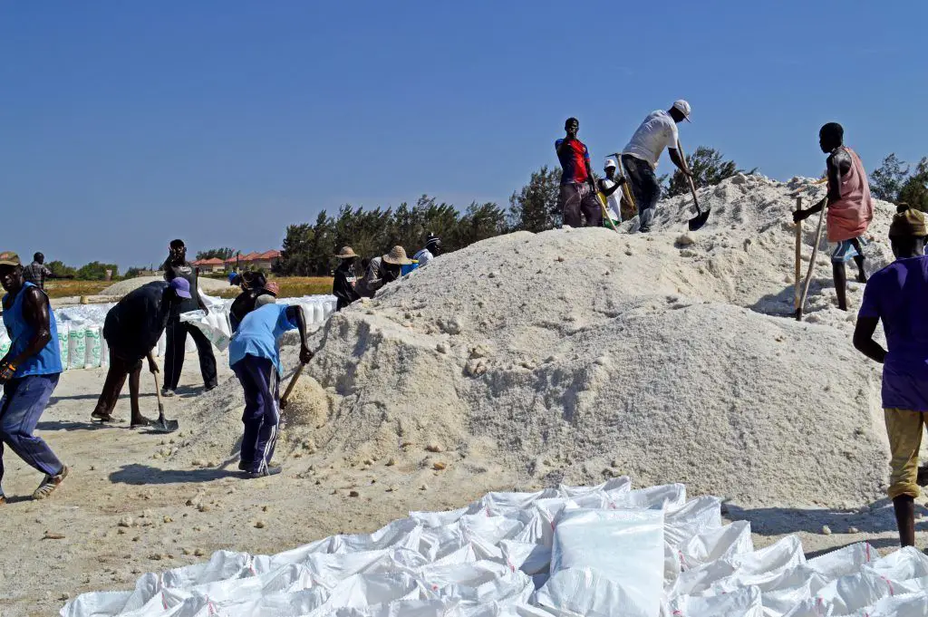 Los alrededores del Lago Retba Senegal sirven para la producción de sal