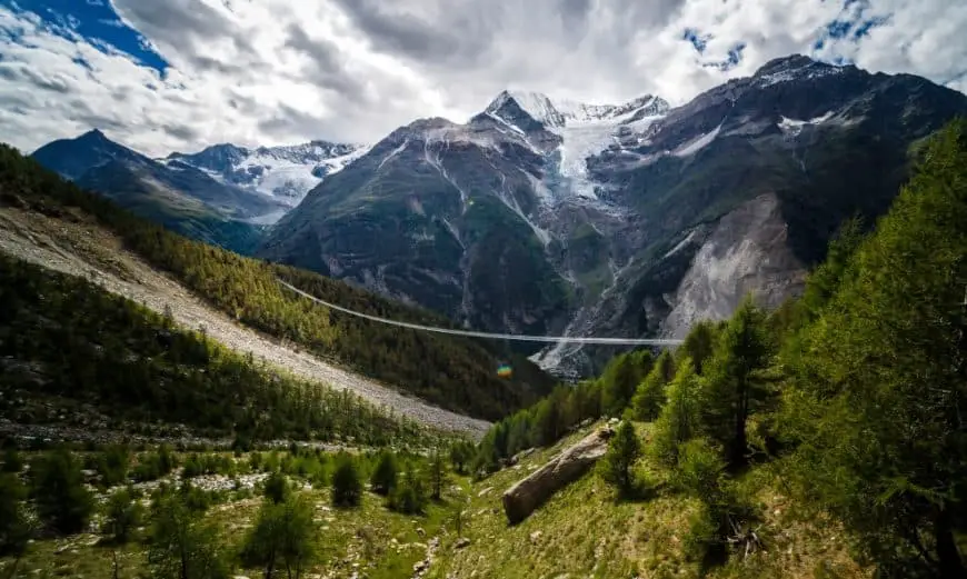 Puente colgante mas largo del mundo en los Alpes Suizos