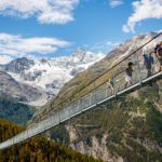 Senderistas recorren el puente Charles Kuonen