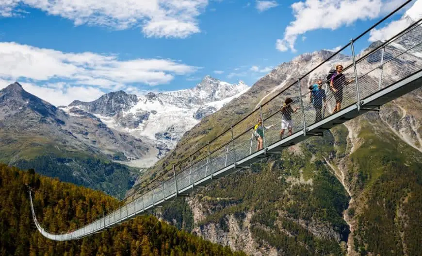 Senderistas recorren el puente Charles Kuonen