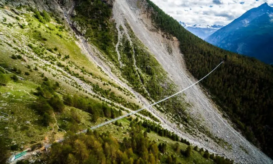Vista aérea del puente Charles Kuonen en Suiza