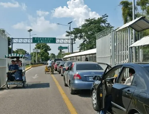 Autos esperan para cruzar a Guatemala