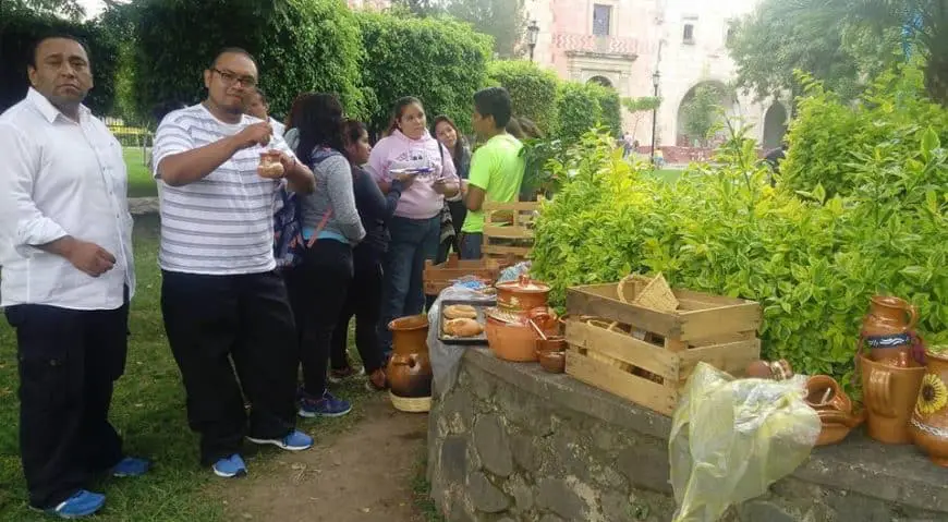 Viajeros beben cafe de olla en Zacualpan de Amilpas, Morelos