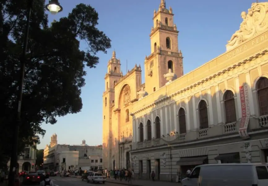 La catedral y un museo en el centro histórico de Mérida