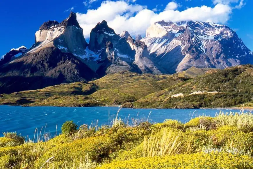 Montañas nevadas y lago en la Patagonia chilena