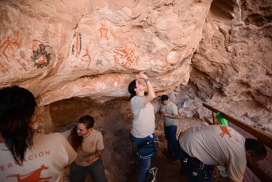 Arqueólogos recobran arte rupestre en La Pintada en 2016