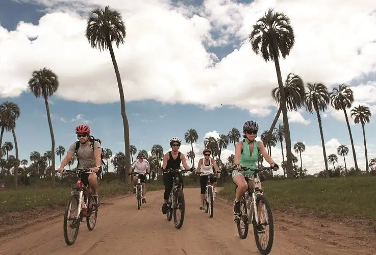 el ciclismo en el corredor ecoturístico El Litoral acerca a los viajeros a la naturaleza
