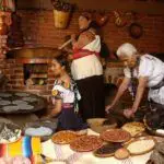 Mujeres con ropa prehispánica fabrican el mole de San Pedro Atocpan