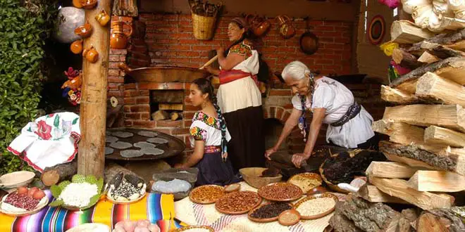 Mujeres con ropa prehispánica fabrican el mole de San Pedro Atocpan