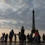 Turistas visitando la plaza de Trocadero cerca de la Torre Eiffel, que cerró por una huelga