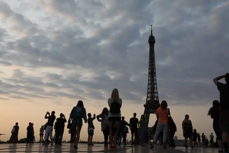 Turistas visitando la plaza de Trocadero cerca de la Torre Eiffel, que cerró por una huelga
