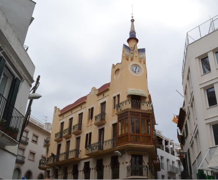 La torre del reloj es uno de los edificios más emblemáticos de Sitges