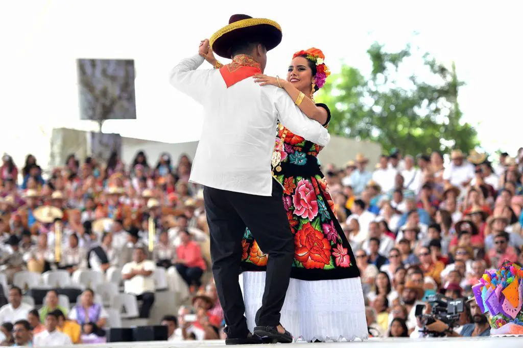 Una pareja baila en la Guelaguetza
