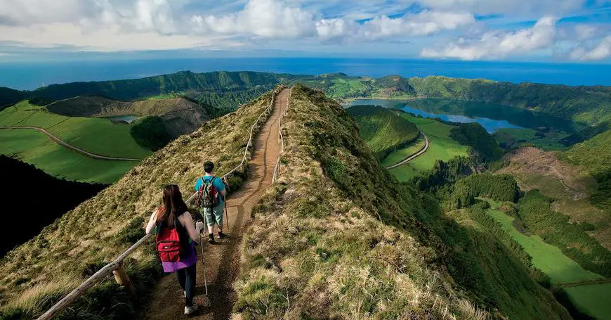 se dice turismo sustentable o sostenible?