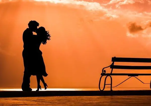 Silueta de pareja besándose al atardecer los destinos más románticos del mundo