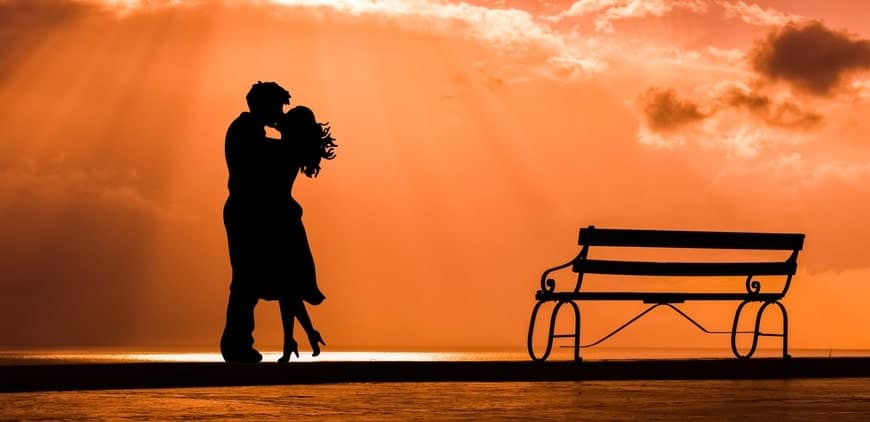 Silueta de pareja besándose al atardecer los destinos más románticos del mundo