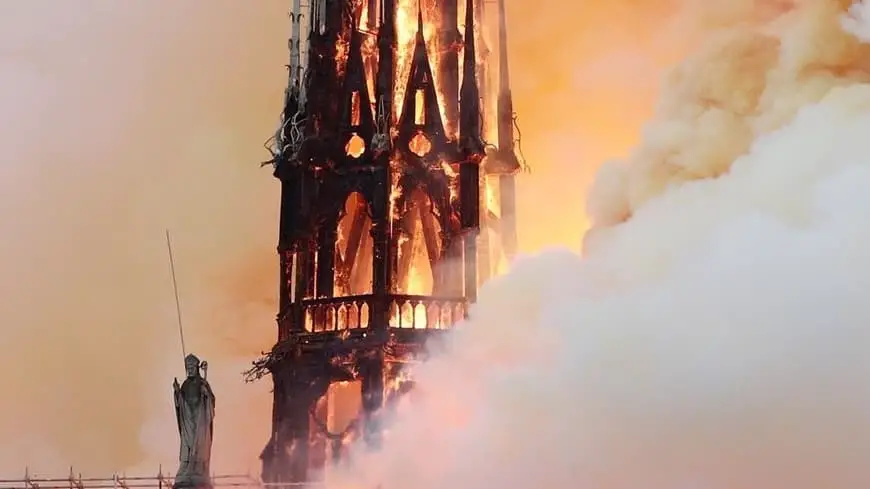 Torre de Notre Dame en llamas