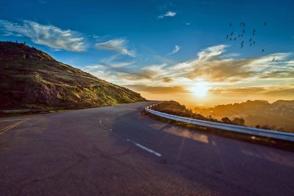 el atardecer visto desde una carretera