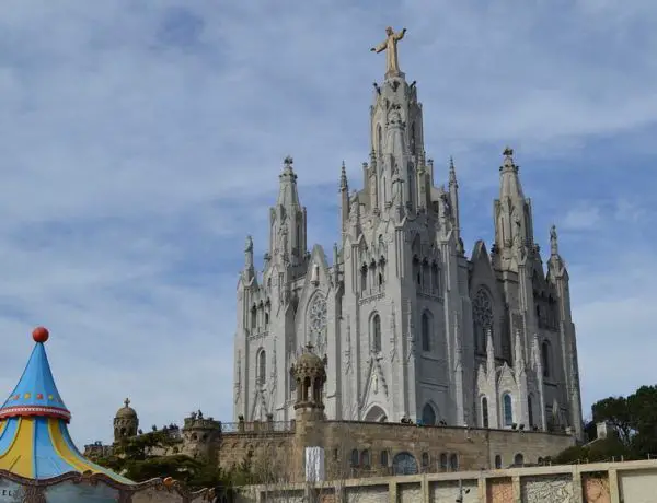Templo del Sagrado Corazón y Parque de diversiones en la cima del Tibidabo en Barcelona
