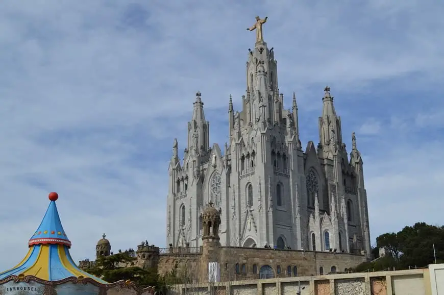 Templo del Sagrado Corazón y Parque de diversiones en la cima del Tibidabo en Barcelona