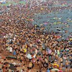 playa llena de turistas