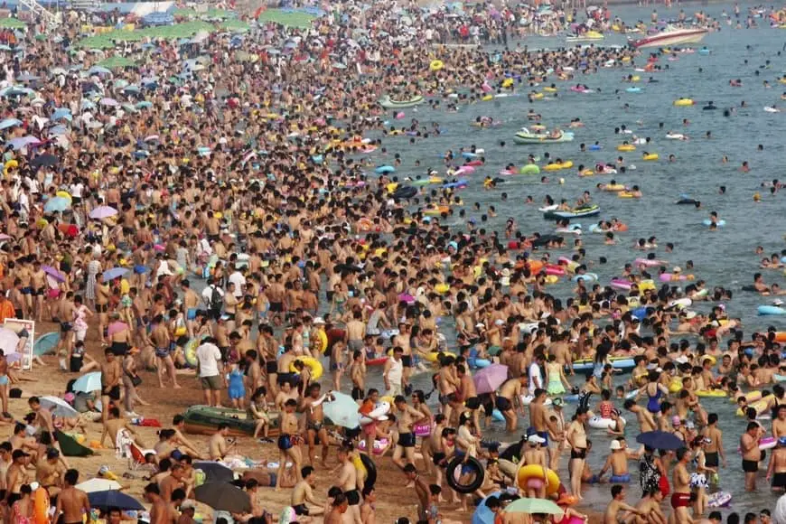 playa llena de turistas