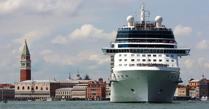 Lanza Venecia SOS por cruceros