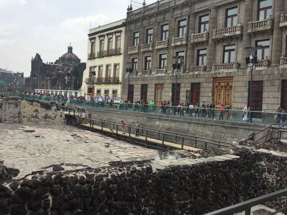 edificios coloniales del Centro Histórico de la Ciudad de México vistos a través del Templo Mayor con la Catedral Metropolitana como fondo