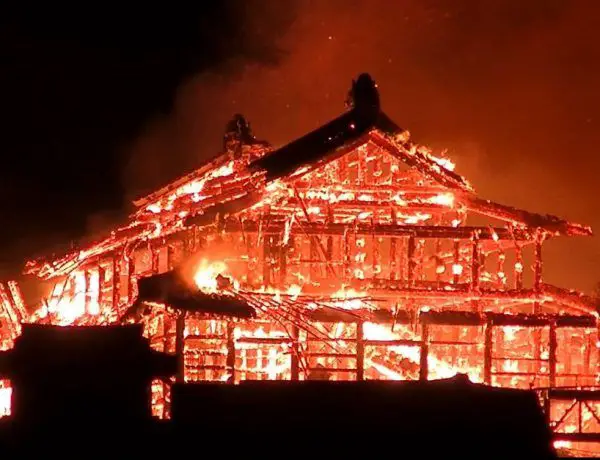 Las llamas del incendio del castillo Shuri destruyen el histórico templo