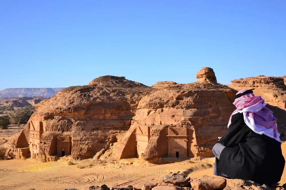 árabe contemplando la zona arqueológica de Madain Salih de origen nabateo