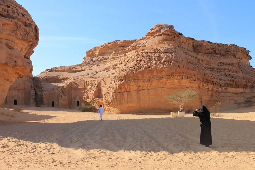 mujer vistiendo abaya y haciendo turismo en Arabia