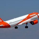 Avión de Easyjet despegando