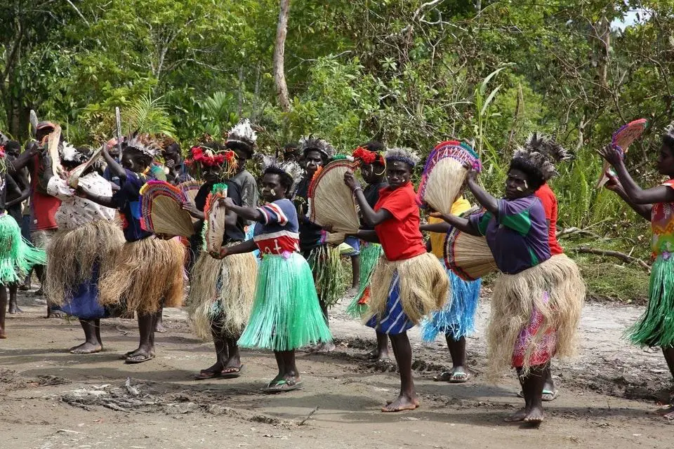 habitantes de Bougainville en danza tradicional