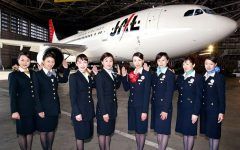 Sobrecargos de Japan Air saludan a la cámara
