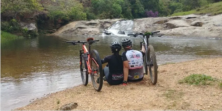 Pareja haciendo turismo en bicicleta