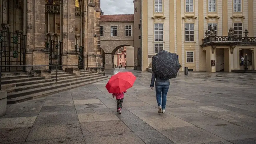 Mamá e hija caminan por una Praga sin turistas