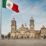 Plaza de la Constitución Ciudad de México con bandera flamenado y la Catedral Metropolitana al fondo