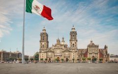 Plaza de la Constitución Ciudad de México con bandera flamenado y la Catedral Metropolitana al fondo