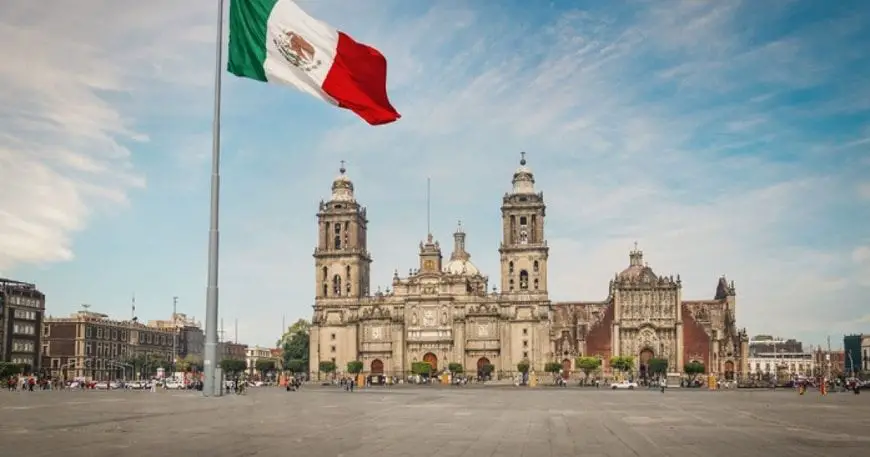 Plaza de la Constitución Ciudad de México con bandera flamenado y la Catedral Metropolitana al fondo