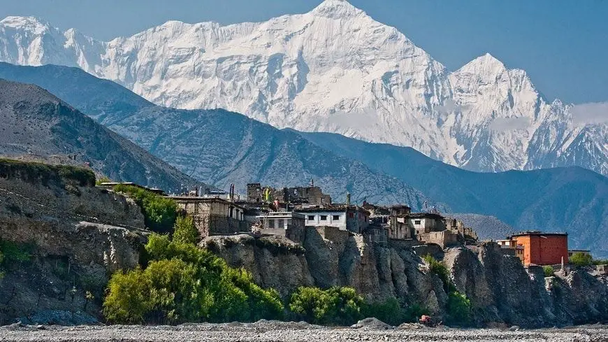 Una villa en Nepal con el Himalaya de fondo