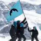 Activistas izando la bandera de la República Glaciar en Chile