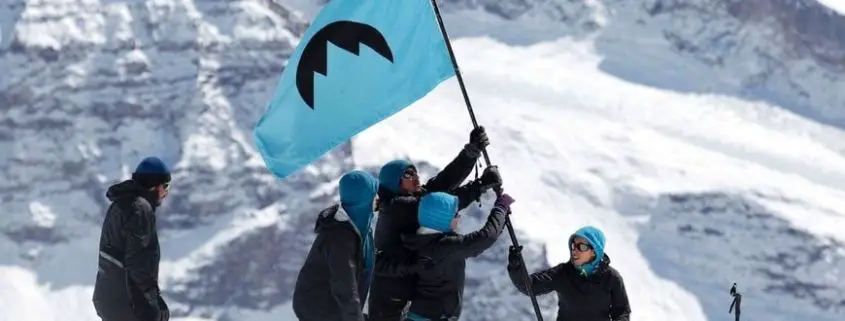 Activistas izando la bandera de la República Glaciar en Chile