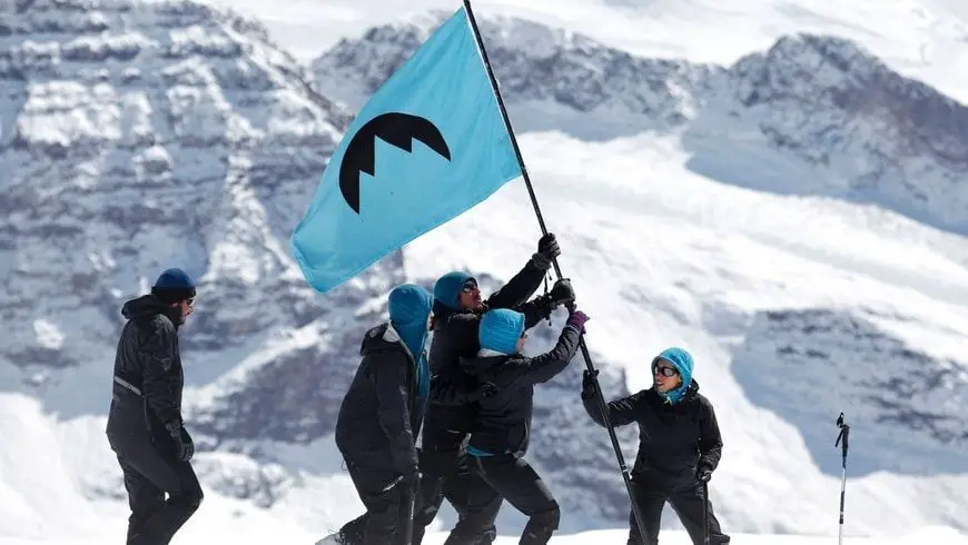 Activistas izando la bandera de la República Glaciar en Chile