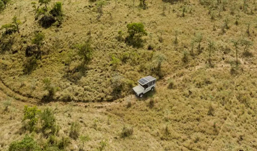 vehículo solar de Sunreef Yatchs para explorar Kenia Land Rover
