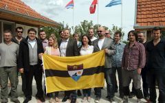 Fundadores de Liberland con su bandera