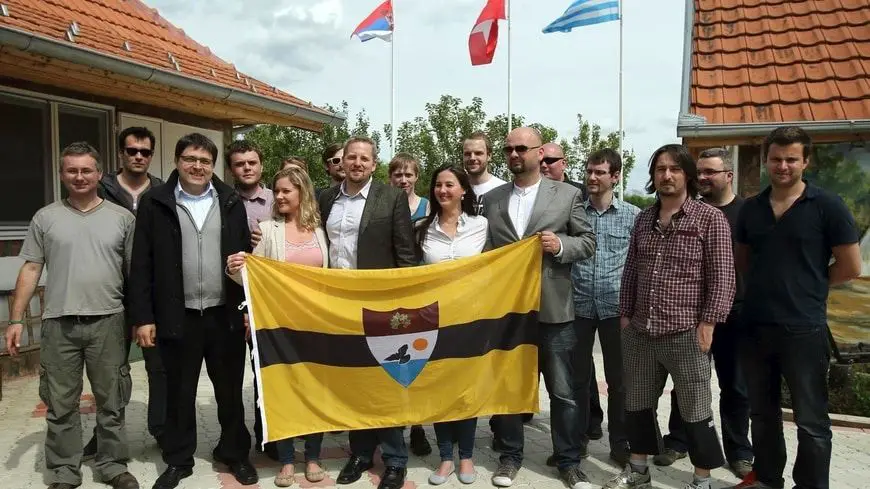 Fundadores de Liberland con su bandera