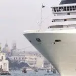 Crucero eclipsando Venecia