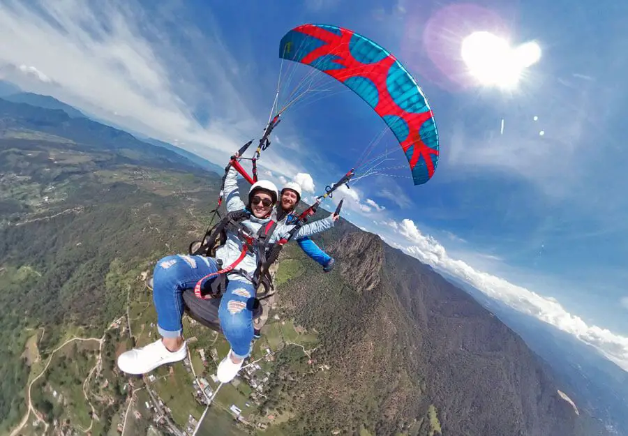 turismo de aventura por aire vuelo en parapente