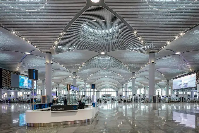 Interior del nuevo aeropuerto de Estambul, Turquía