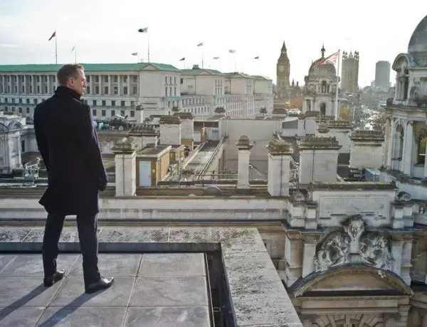 Panorámica de Londres con Daniel Craig como James Bond